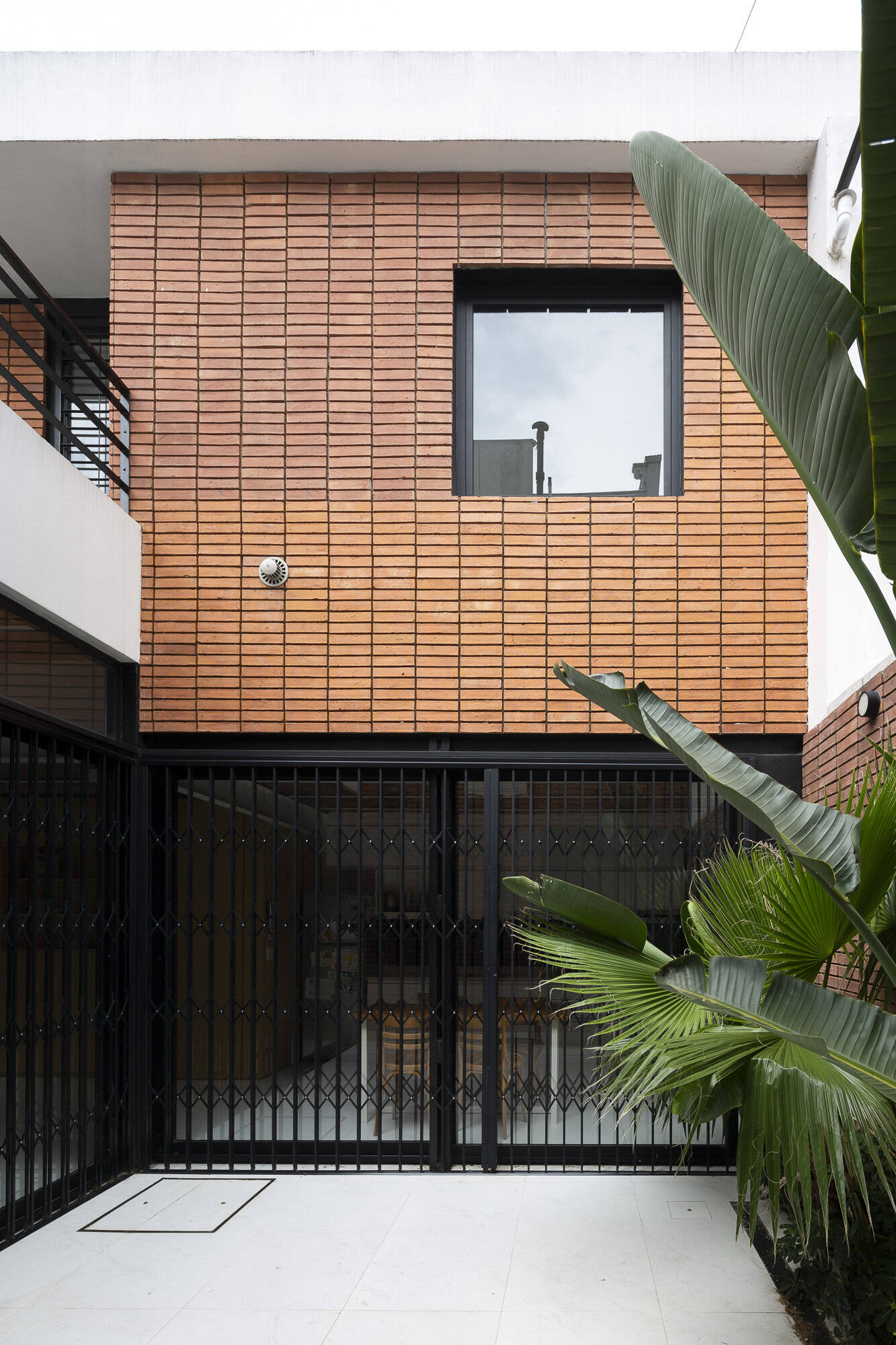 Estomba House - Lưu luyến cả bầu trời tuổi thơ với thiết kế sân vườn trong nhà phố